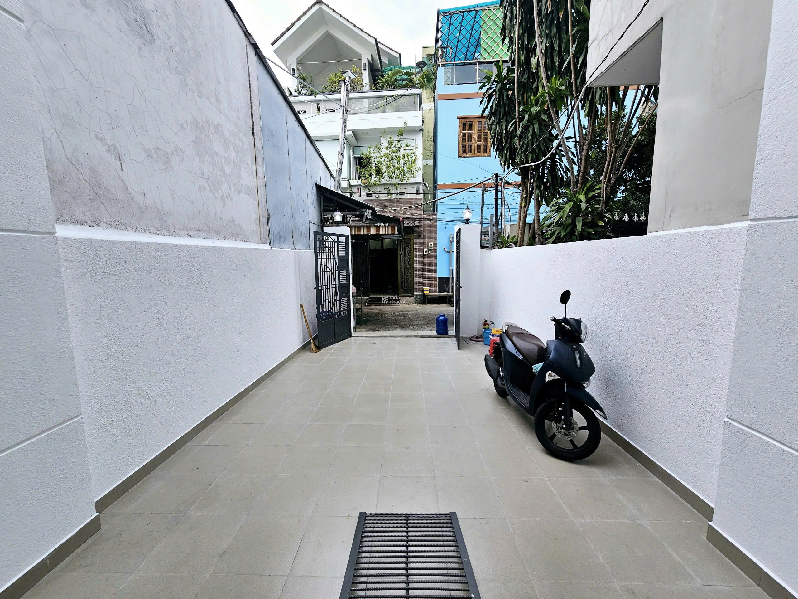 BÁN NHÀ ĐƯỜNG TÂN THỚI NHẤT 1, 4x24m, 3 TẦNG, CÓ SÂN ĐỂ XE HƠI