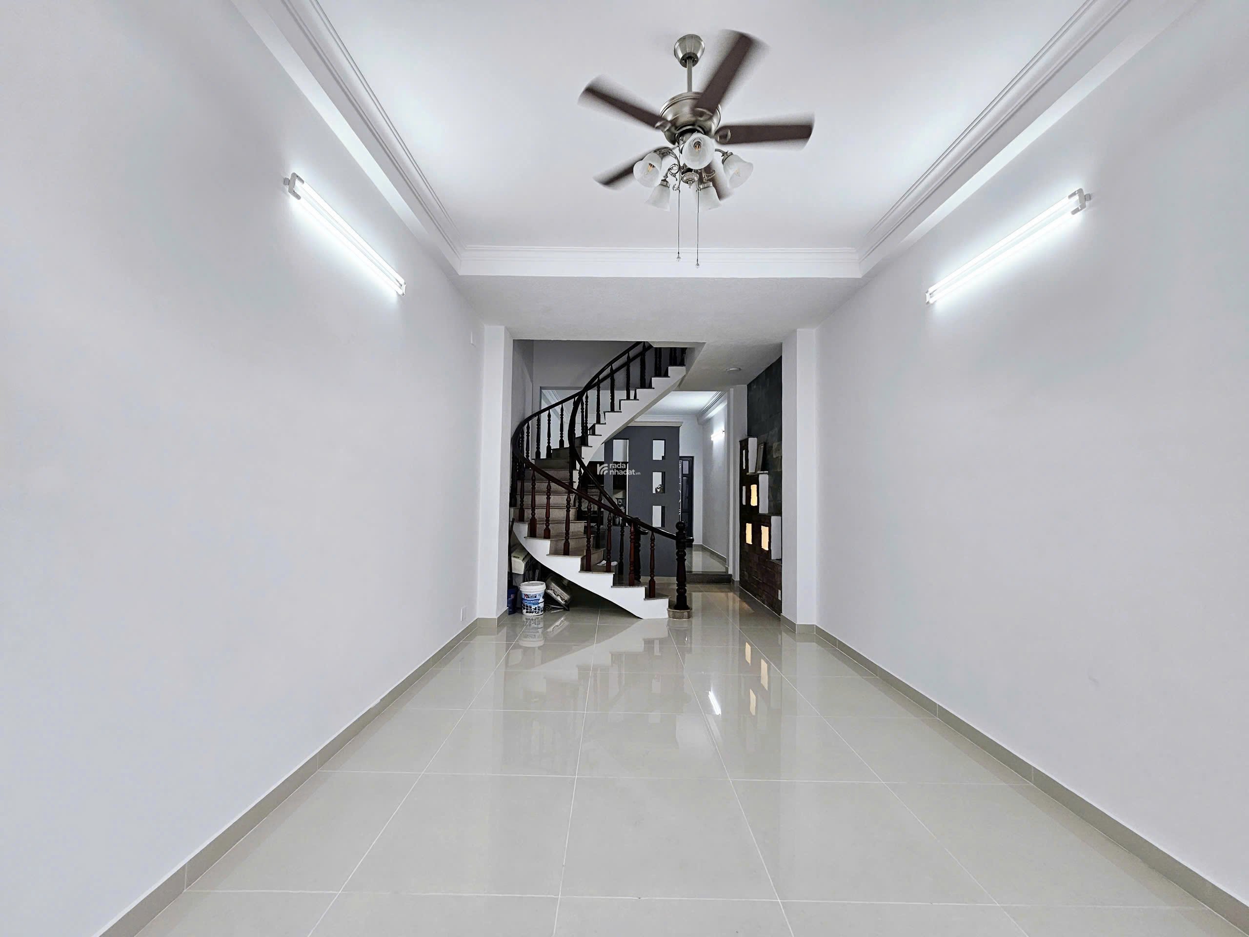 BÁN NHÀ ĐƯỜNG TÂN THỚI NHẤT 1, 4x24m, 3 TẦNG, CÓ SÂN ĐỂ XE HƠI