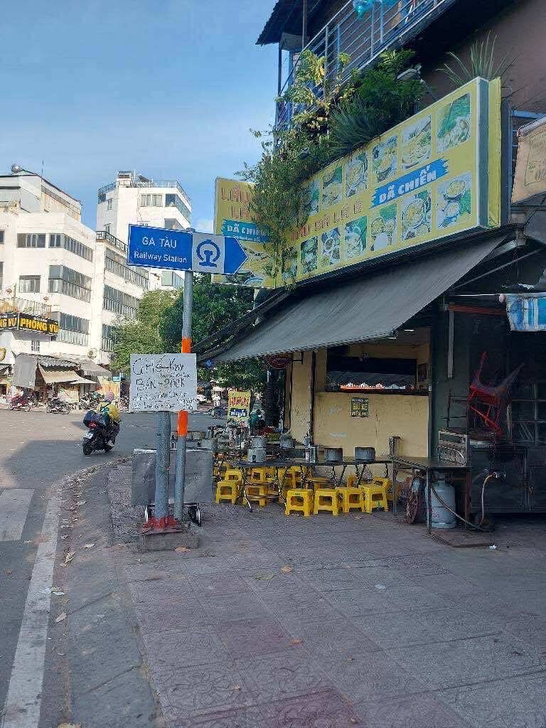 Hiếm lô góc 2 măt tiền Q3 dòng tiền 30tr/ tháng Hoàng sa p11 Q3Giá 10 tỷMô tả  Nhà hiếm lô góc 2 mặ