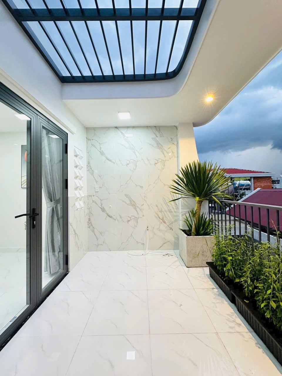 Bán nhà 66m2 đường Lê Văn Việt, Q9 xây 4 tầng gần cầu Bến Nọc hẻm 6m cho thuê 11tr/th