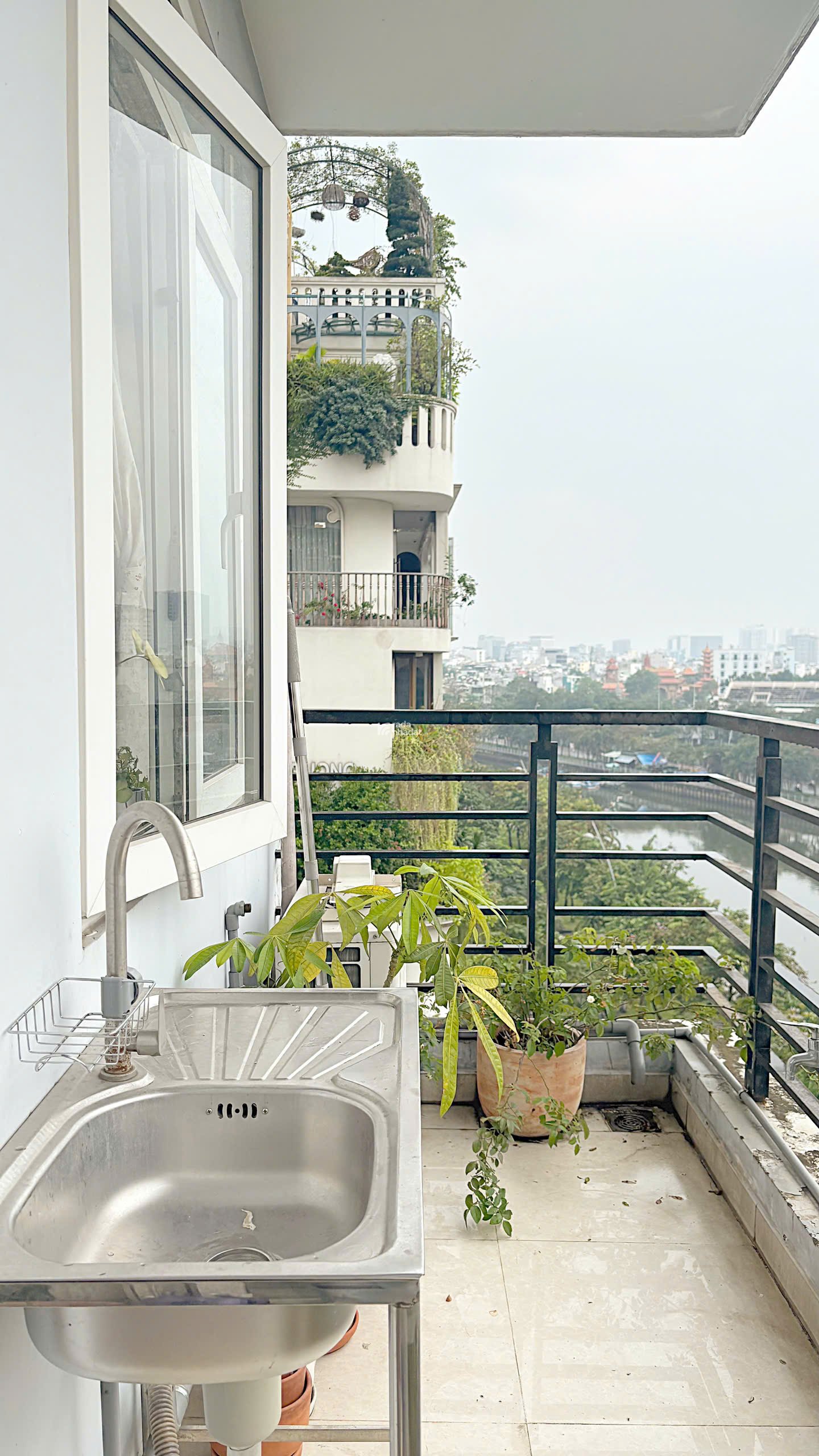 Cho thuê căn hộ quận 1, phường Tân Định, có thang máy, ban công view đẹp
