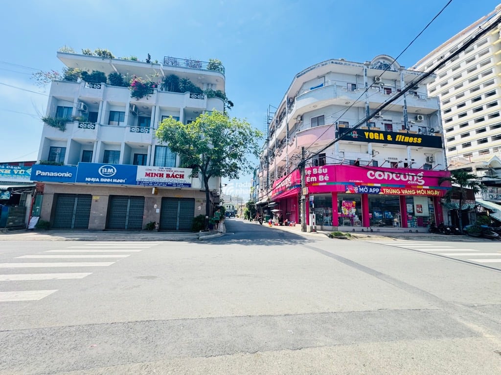 MẶT TIỀN PHÂN LÔ TÊN LỬA - GIÁP Q6 CÔNG VIÊN PHÚ LÂM - NHÀ ĐẸP 4 TẦNG TRẢ LÀ BÁN.