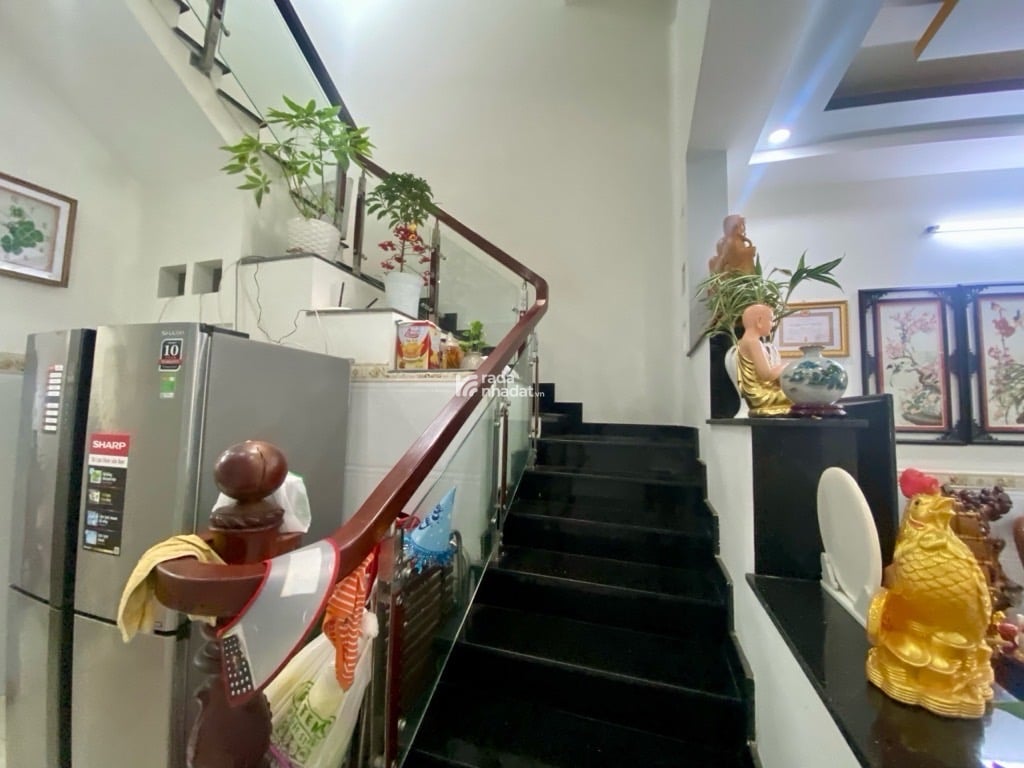  NHÀ 2 LẦU NGANG 4.2M  25M NGAY TRUNG TÂM QUẬN 6