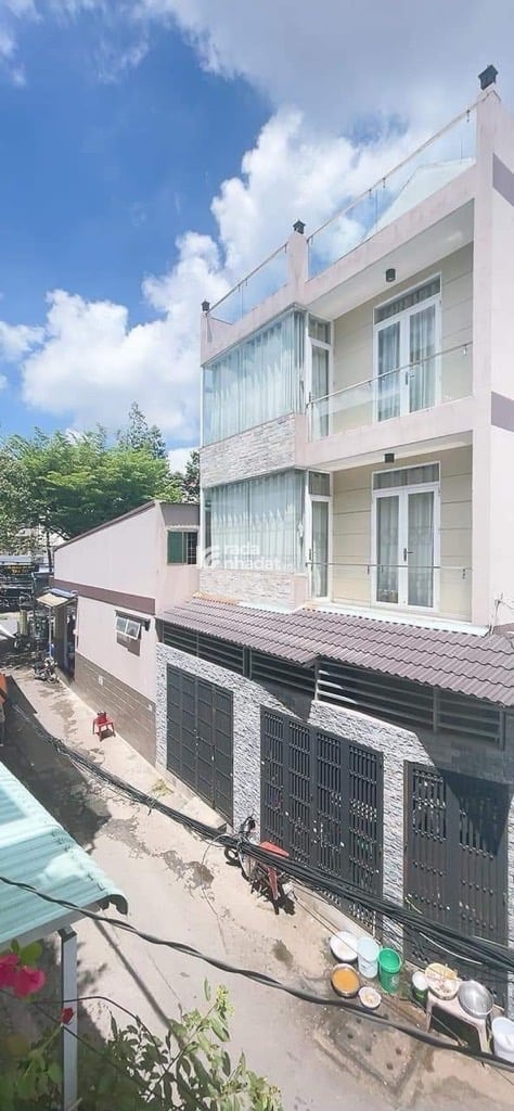  NHÀ 2 LẦU NGANG 4.2M  25M NGAY TRUNG TÂM QUẬN 6