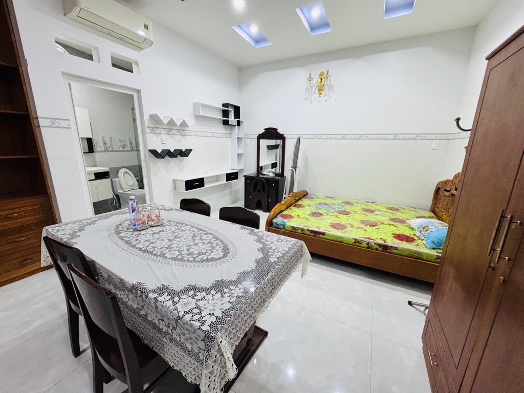 BIỆT THỰ gần MẶT TIỀN HỒNG BÀNG - 207M2 (15x14M) - 3 TẦNG MÁI ĐÚC, 7 PHÒNG, 8WC - CÓ THANG MÁY, GAR
