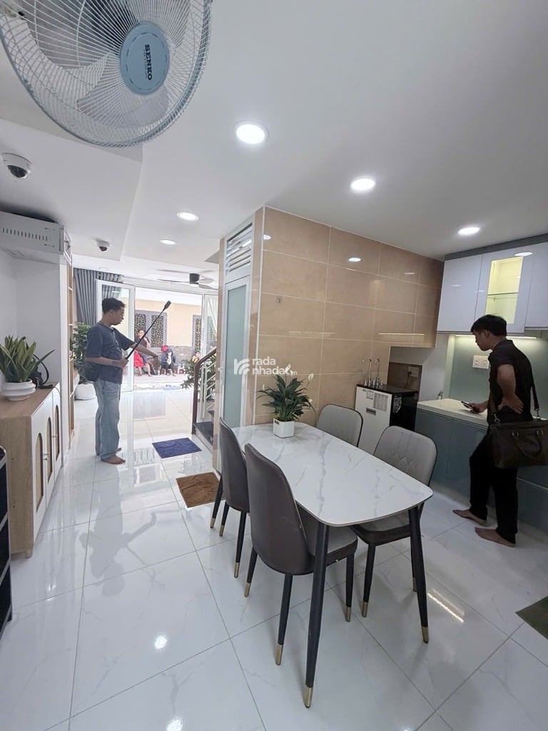 SÁT VÁCH QUẬN 1, HXH NGUYỄN CỬU VÂN, BÌNH THẠNH, 40M2 Ở NGAY. GIẢM 350TR CHỈ CÒN 7.7T TL 