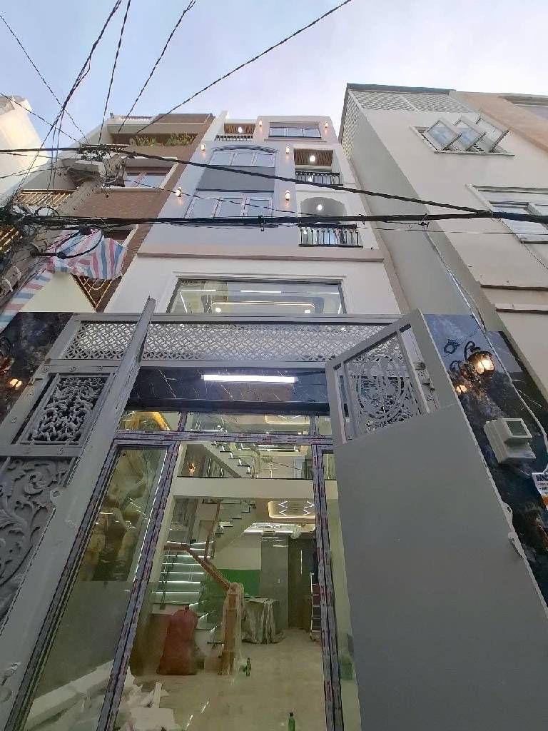 Phòng khách bố trí trên tầng lửng – Sang trọng và ấm cúng. • Trệt gồm: bếp  phòng ăn  gara ô tô, 