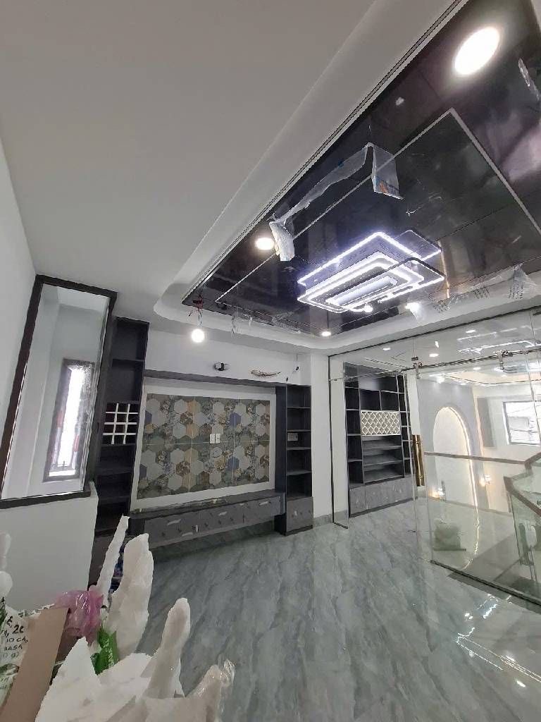 Phòng khách bố trí trên tầng lửng – Sang trọng và ấm cúng. • Trệt gồm: bếp  phòng ăn  gara ô tô, 