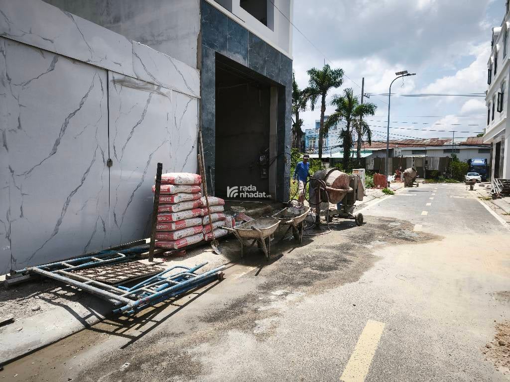 NHÀ 1 TRỆT 2 LẦU SÂN THƯỢNG - HAI MẶT HẺM XE HƠI - CÓ SÂN CÔNG VIÊN TO DÙNG TRƯỚC NHÀ