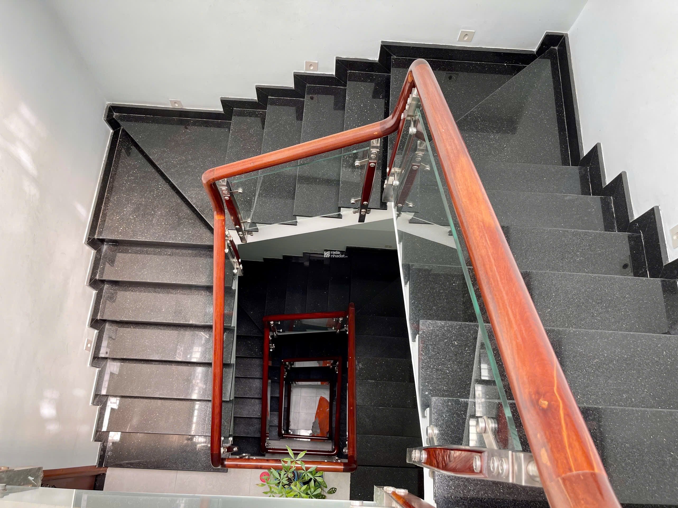 BÁN NHÀ HẺM XE HƠI - TÔ HIẾN THÀNH, Q.10 - DT: 3.5x19m - Giá 14 tỷ TL