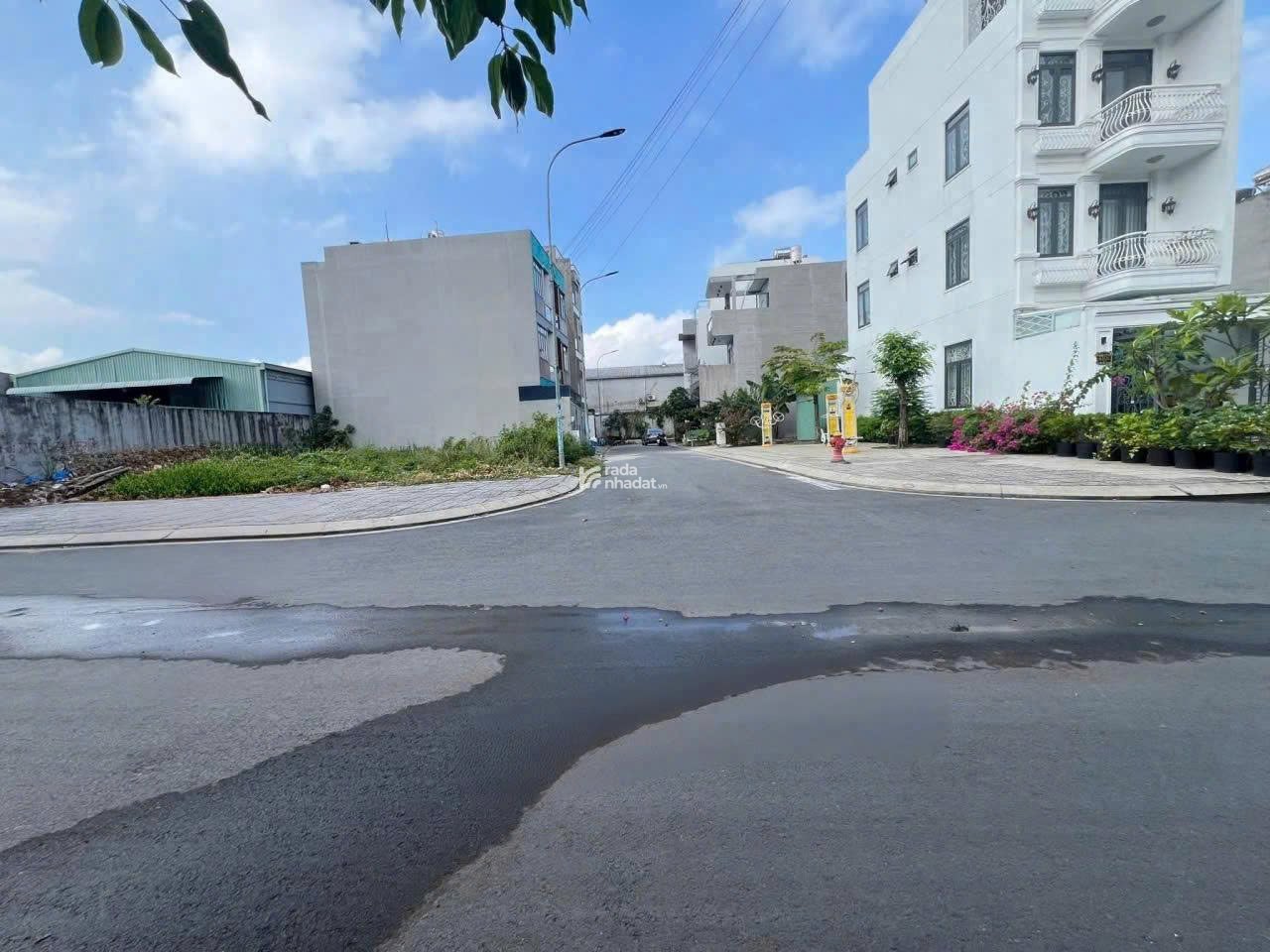 BÁN LÔ GÓC 120M2 (6X20) MẶT TIỀN ĐƯỜN NGAY TRUNG TÂM THÀNH PHỐ THỦ ĐỨC - CHỈ 45TR/M2 - SHR