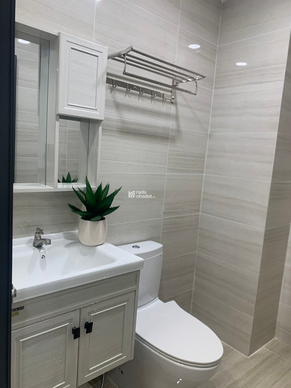 CĂN HỘ FULL NỘI THẤT BAN CÔNG LỚN GẦN CHỢ BẾN THÀNH