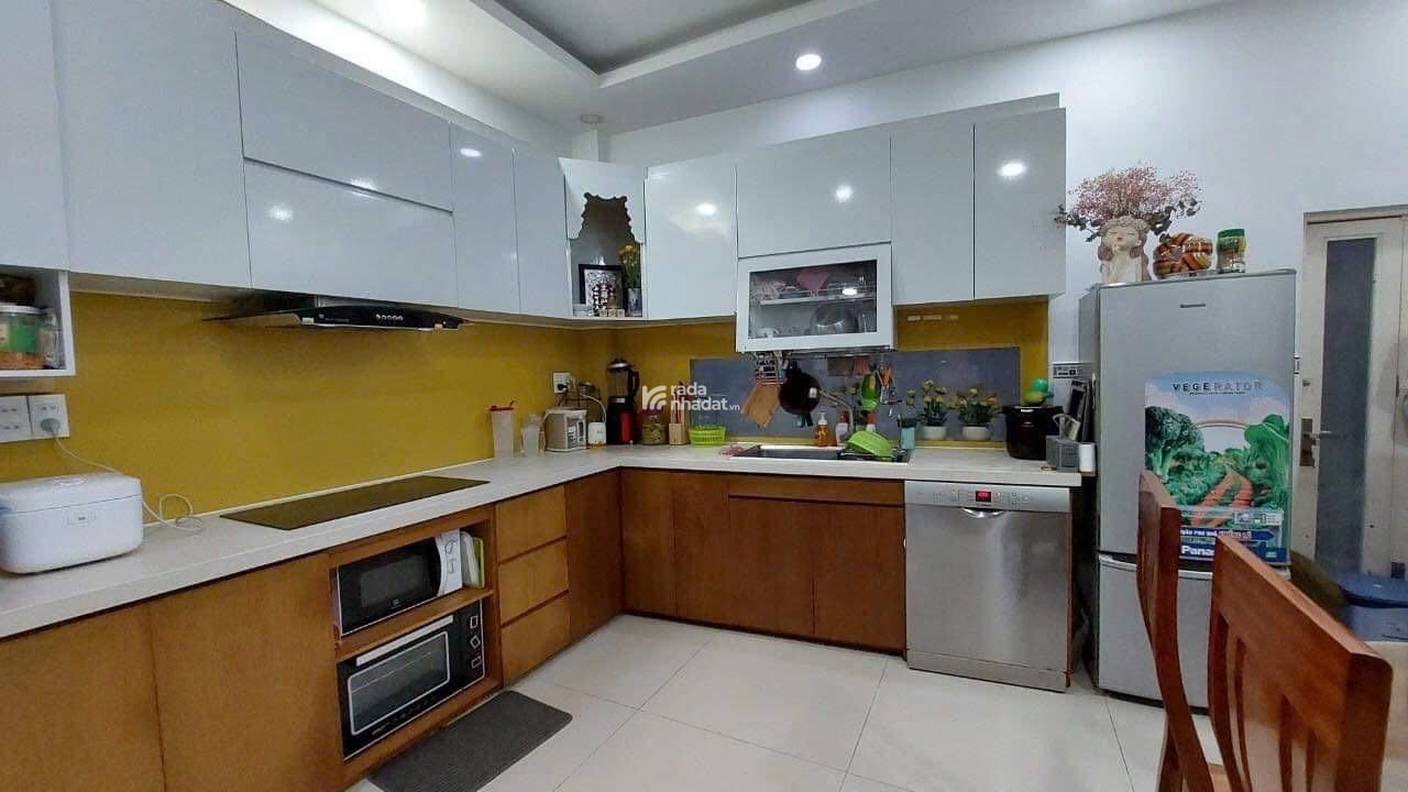 NHÀ 3 LẦU HẺM XE HOI NGAY CHỢ HIỆP BÌNH,4PN,3WC GIÁ 15TR DỦ NỘI THẤT