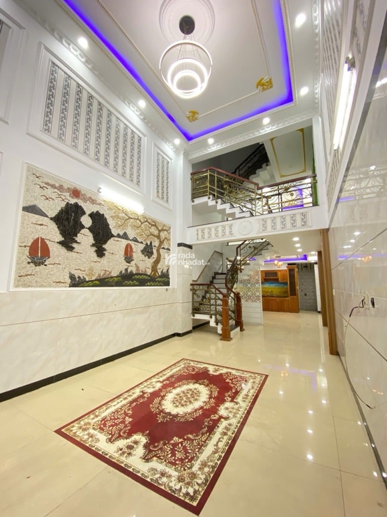 Hẻm trước nhà rộng sáu mét xe hơi ra vào thoải mái khu dân cư yên tĩnh an ninh tốt
