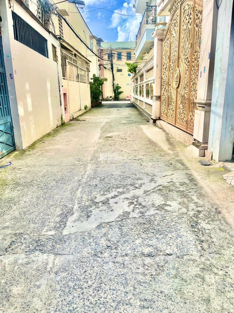 Vị trí đẹp, hẻm xe hơi, sát mặt tiền, gần Đầm Sen, siêu thị, kế bên là trường học các cấp