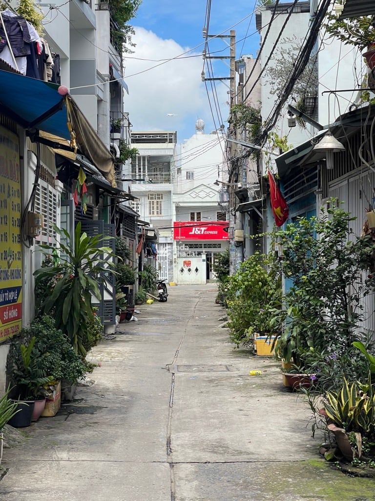 NGAY LÊ VĂN QUỚI - HXH THÔNG RA MIẾU GÒ XOÀI
