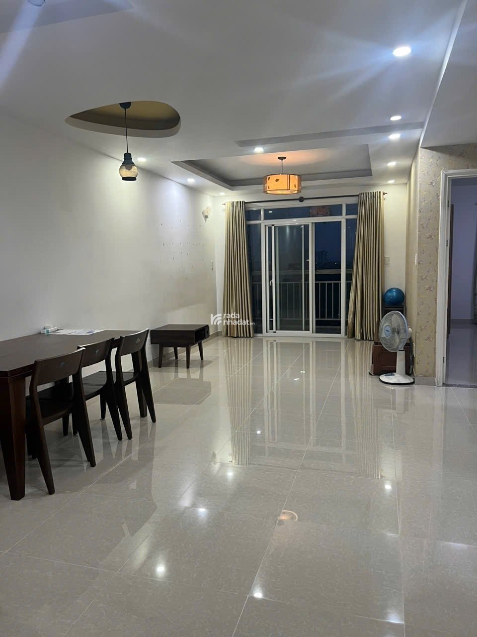 căn hộ 100m2 3pn2wc , có ban công riêng siêu đẹp , dàn phơi riêng , có hồ bơi , khu tiện ích