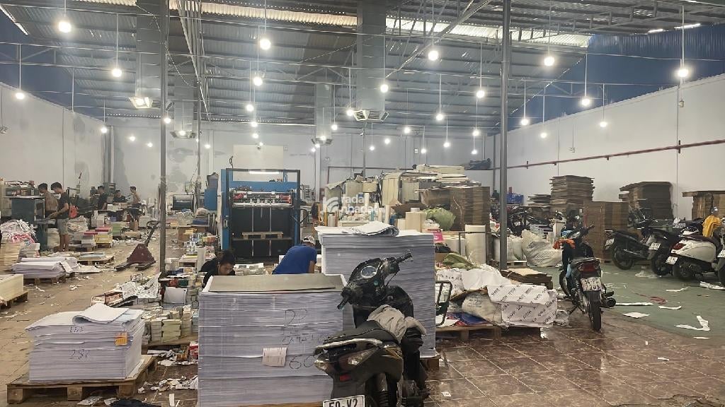 - Mặt tiền kinh doanh sầm uất bậc nhất Tân Phú, xe cộ qua lại đông nghịt ngày đêm.