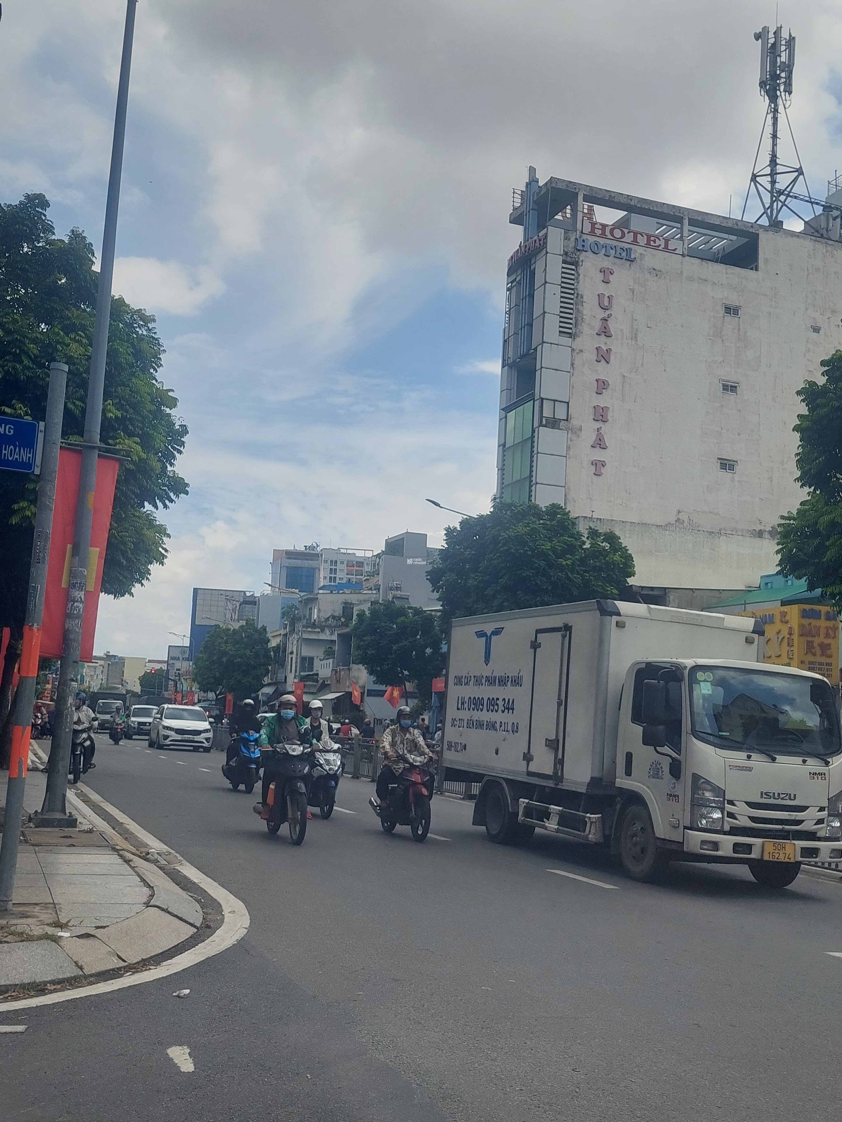 Nhà bán, hẻm rộng 10m, 1 sẹc, 80m2, ngay trung tâm quận Tân Phú. Giá bất ngờ chưa đến 10 tỷ 