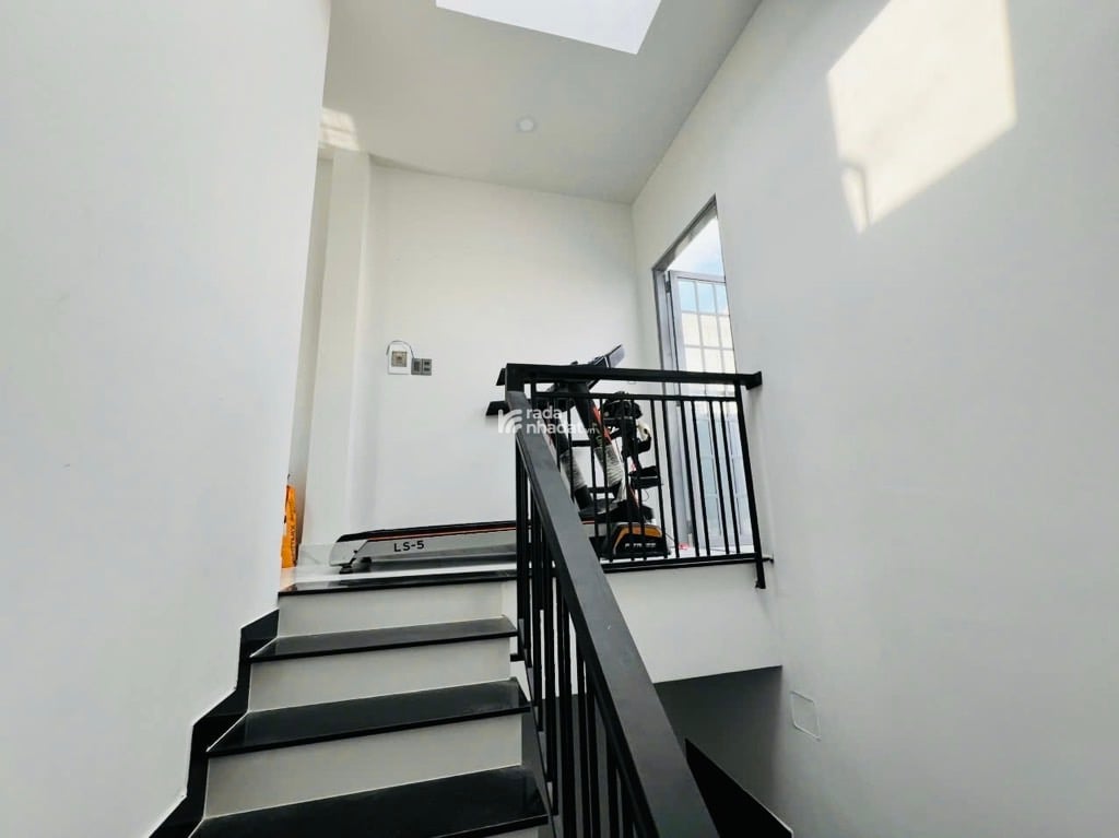 Nhà bán, hẻm rộng 10m, 1 sẹc, 80m2, ngay trung tâm quận Tân Phú. Giá bất ngờ chưa đến 10 tỷ 