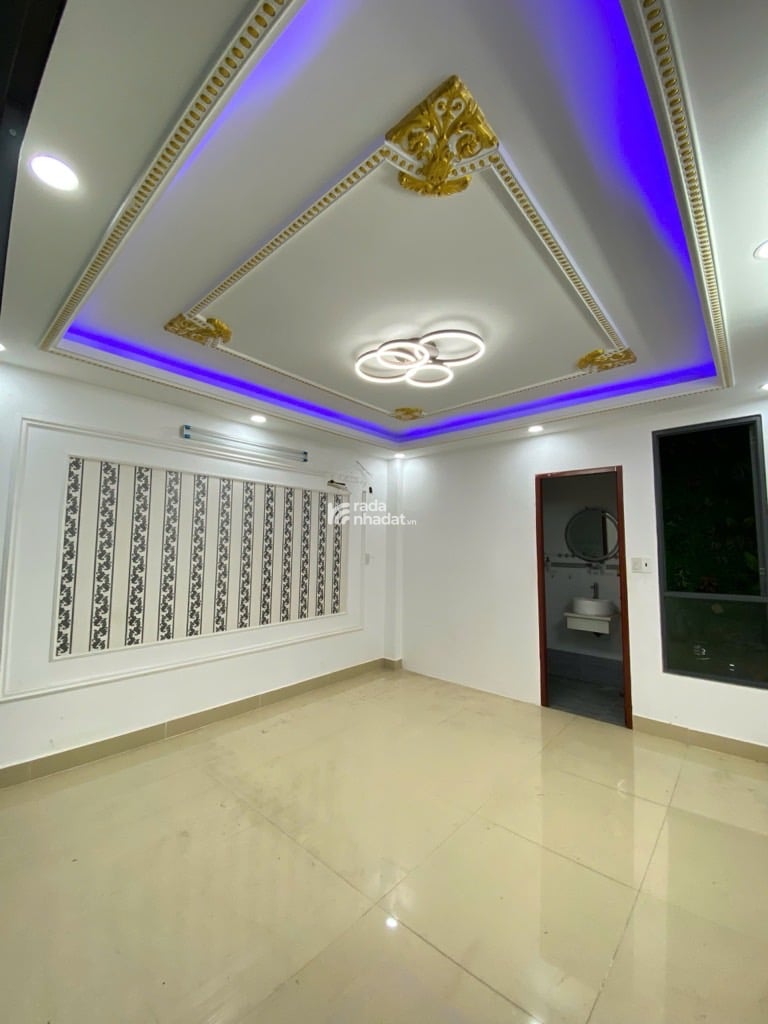 Hẻm trước nhà rộng sáu mét xe hơi ra vào thoải mái khu dân cư yên tĩnh an ninh tốt
