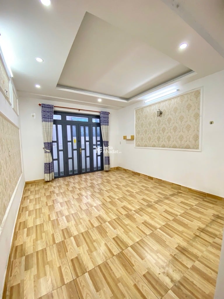 Hẻm trước nhà rộng sáu mét xe hơi ra vào thoải mái khu dân cư yên tĩnh an ninh tốt
