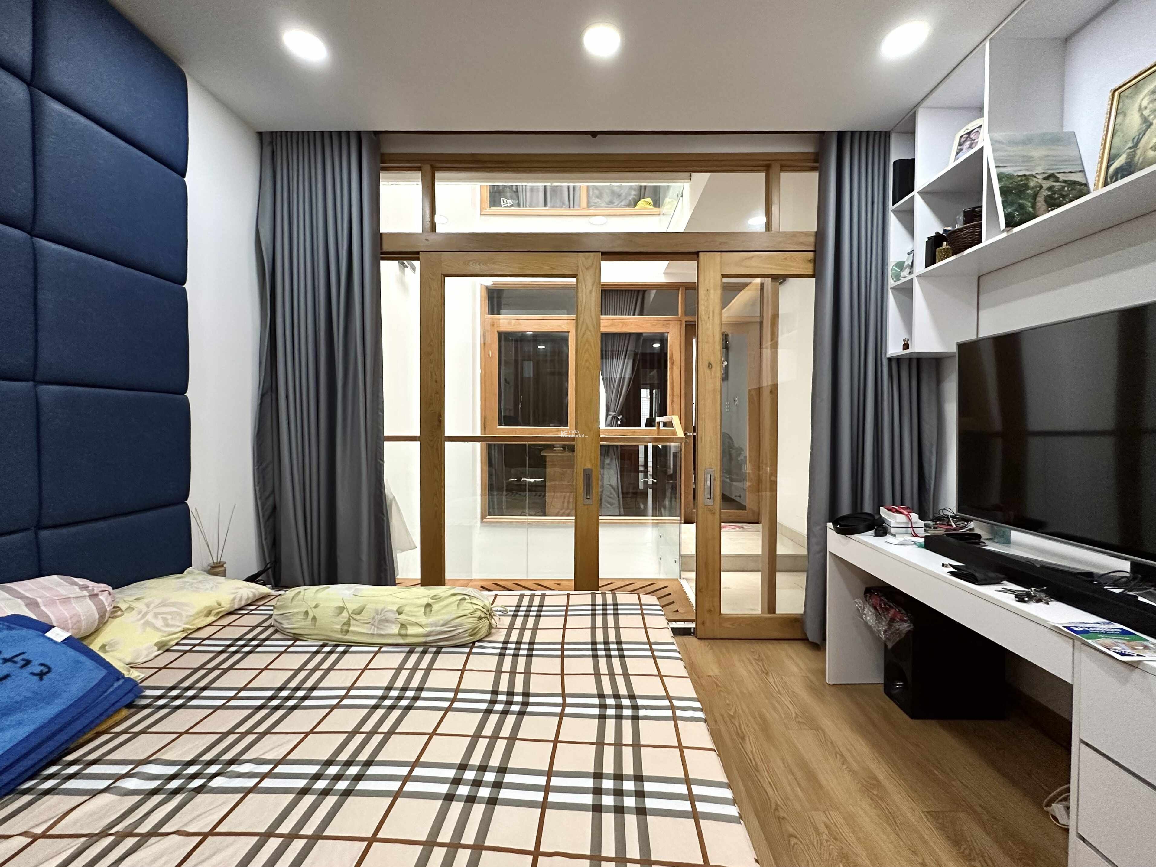 KHÔNG NHÀ BÁN - ĐỐI DIỆN NHÀ THỜ TÂN ĐỊNH, CẠNH CHỢ - NHÀ ĐẸP 5 TẦNG - 70M2 (4.2x16.5) - 21.8 TỶ