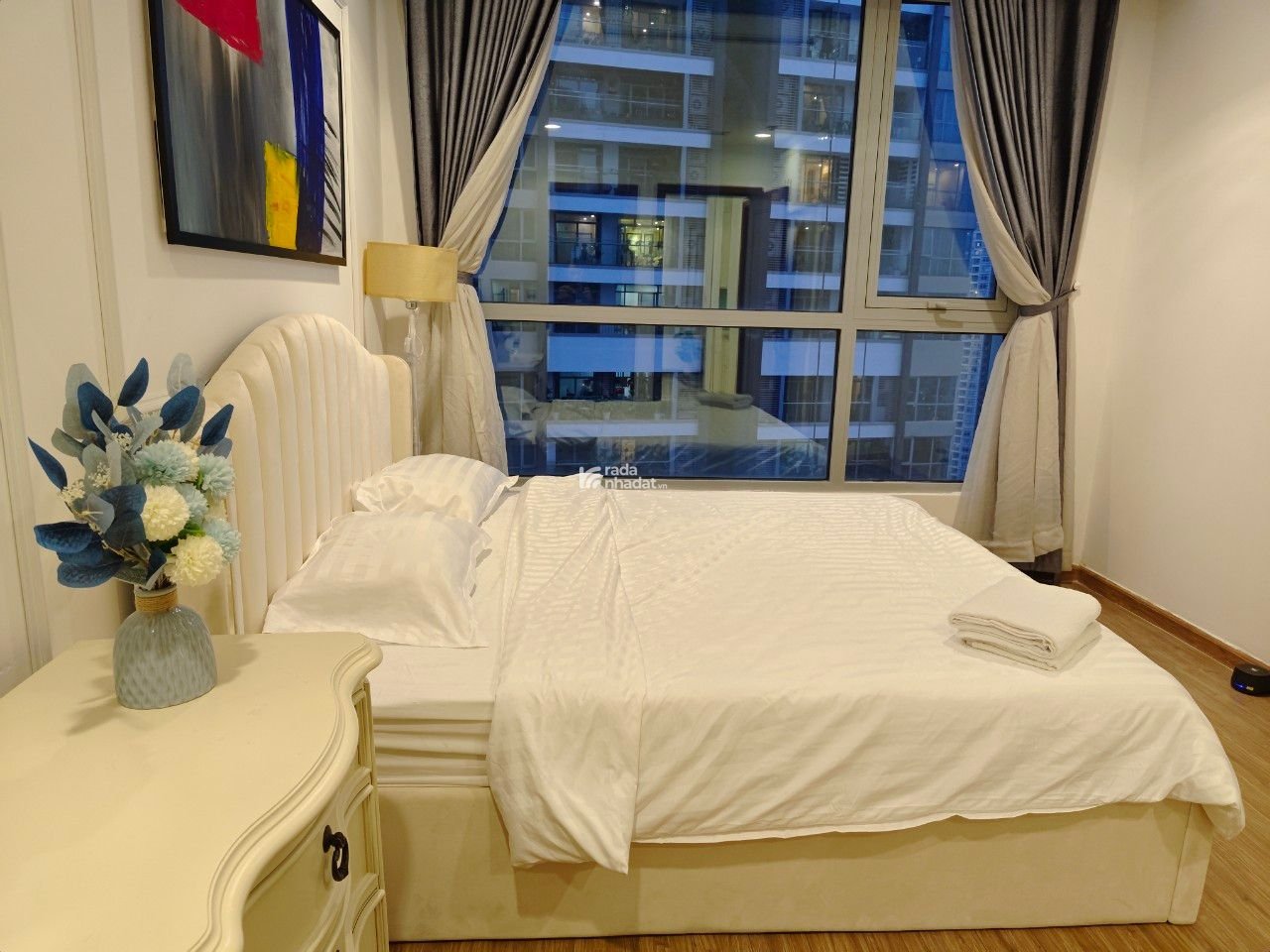 Cho thuê giá tốt căn hộ Vinhomes Đồng khởi, 3PN, view nhà thờ đức bà, Quận 1