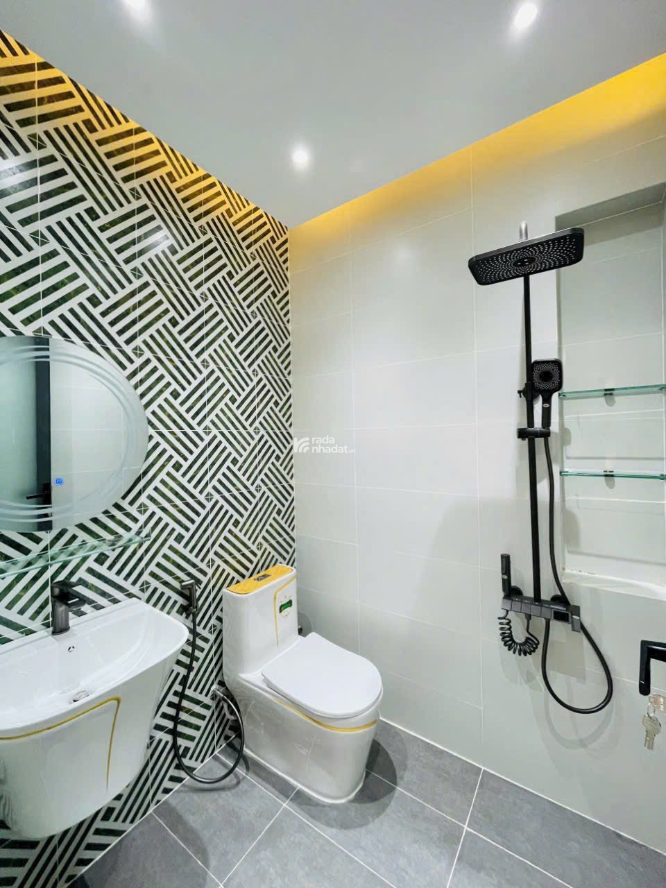  VỀ QUÊ Ở BÁN Nhà giá TỐT Đg Nguyễn Huy Lượng Q Bình Thạnh giá 2 tỷ 7  DT 42,m2 P14 QBình Thạnh HCM