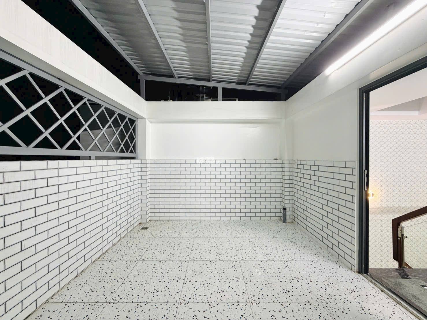 NHÀ XÂY MỚI - Ô TÔ NGỦ NHÀ - GẦN SIÊU THỊ EMART PHAN HUY ÍCH