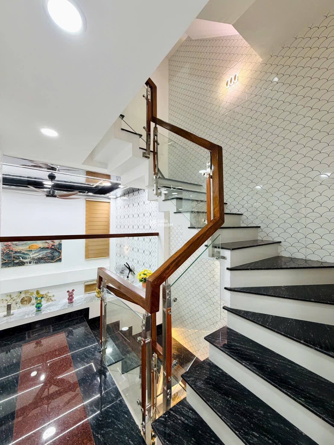 NHÀ XÂY MỚI - Ô TÔ NGỦ NHÀ - GẦN SIÊU THỊ EMART PHAN HUY ÍCH