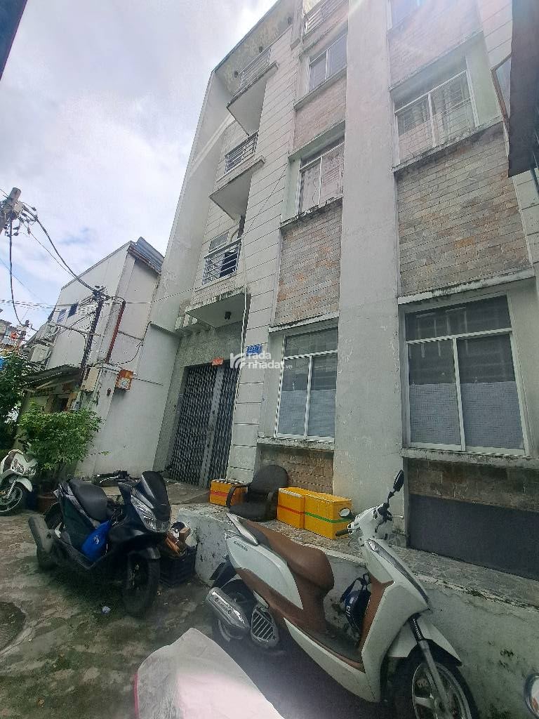 Nằm trong khu trung tâm, xung quanh đầy đủ tiện ích: trường học, chợ