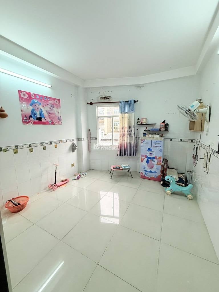 Nằm trong khu trung tâm, xung quanh đầy đủ tiện ích: trường học, chợ