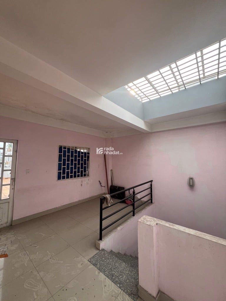 * Vị trí đẹp : Nhà cách bệnh viện Bình Tân 200m  * Diện tích 5 x 36 ( sổ hồng chính chủ vuông vắn k