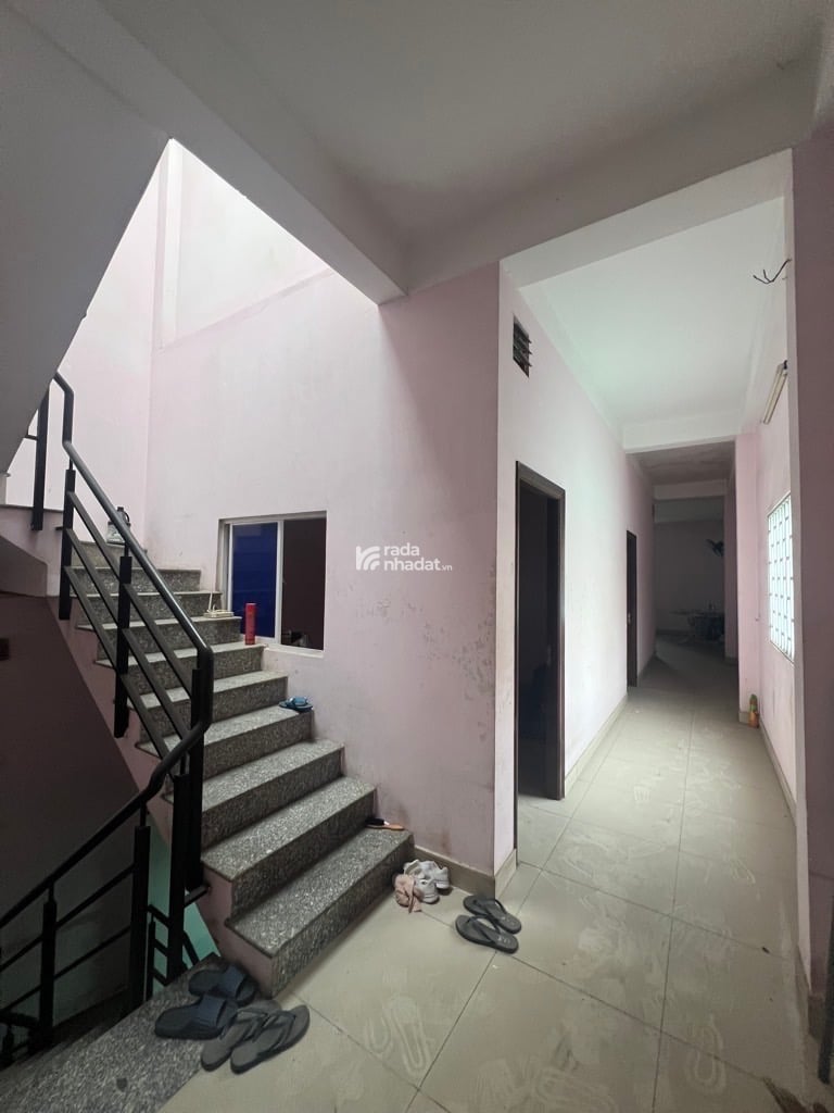 * Vị trí đẹp : Nhà cách bệnh viện Bình Tân 200m  * Diện tích 5 x 36 ( sổ hồng chính chủ vuông vắn k