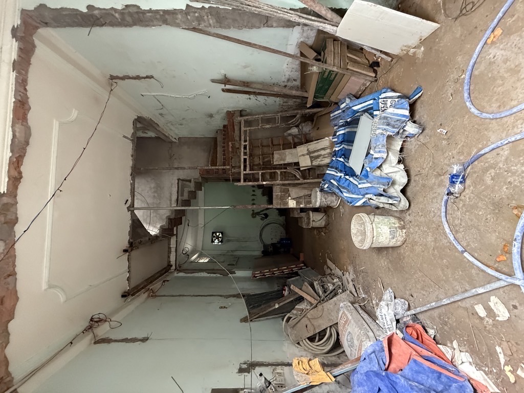 1 tret , 1 lầu. Gồm: 2 PN, 2 toilet- nhà đang sửa, sắp hoàn thiện vị trí: thuận tiện di chuyển qua 