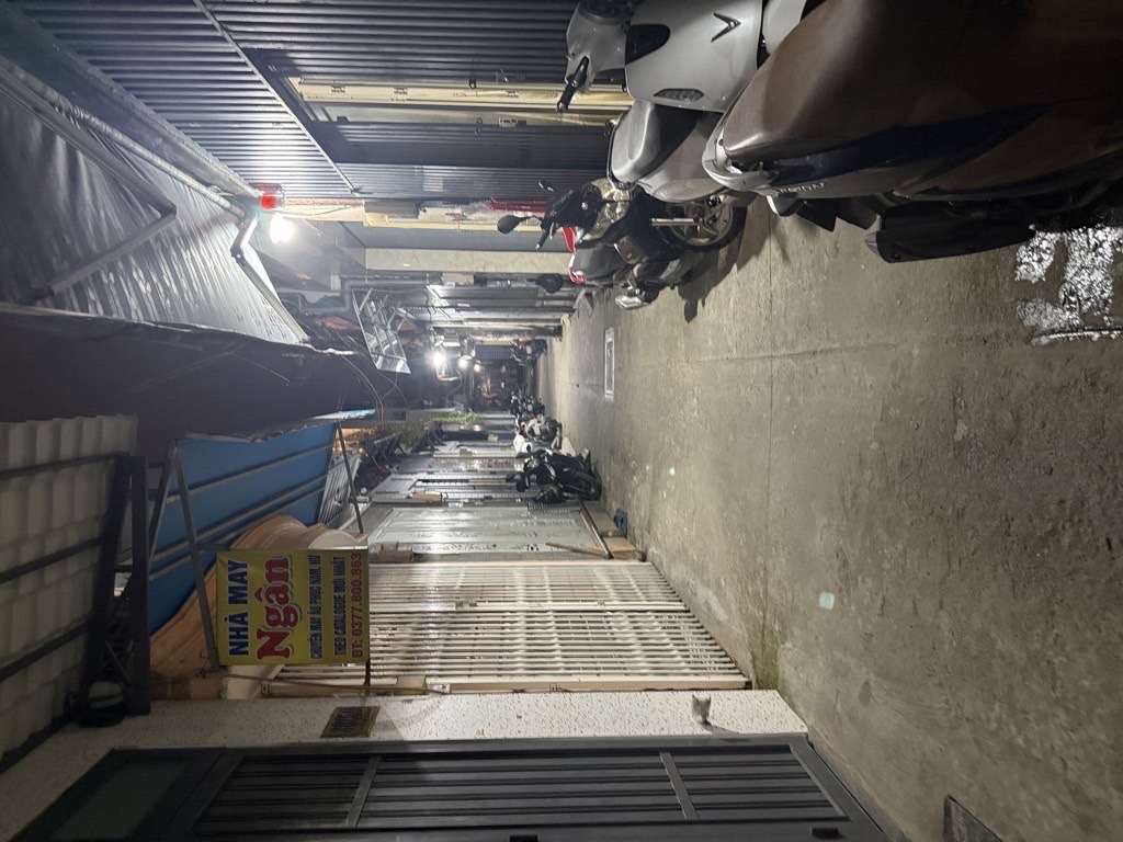 1 tret , 1 lầu. Gồm: 2 PN, 2 toilet- nhà đang sửa, sắp hoàn thiện vị trí: thuận tiện di chuyển qua 