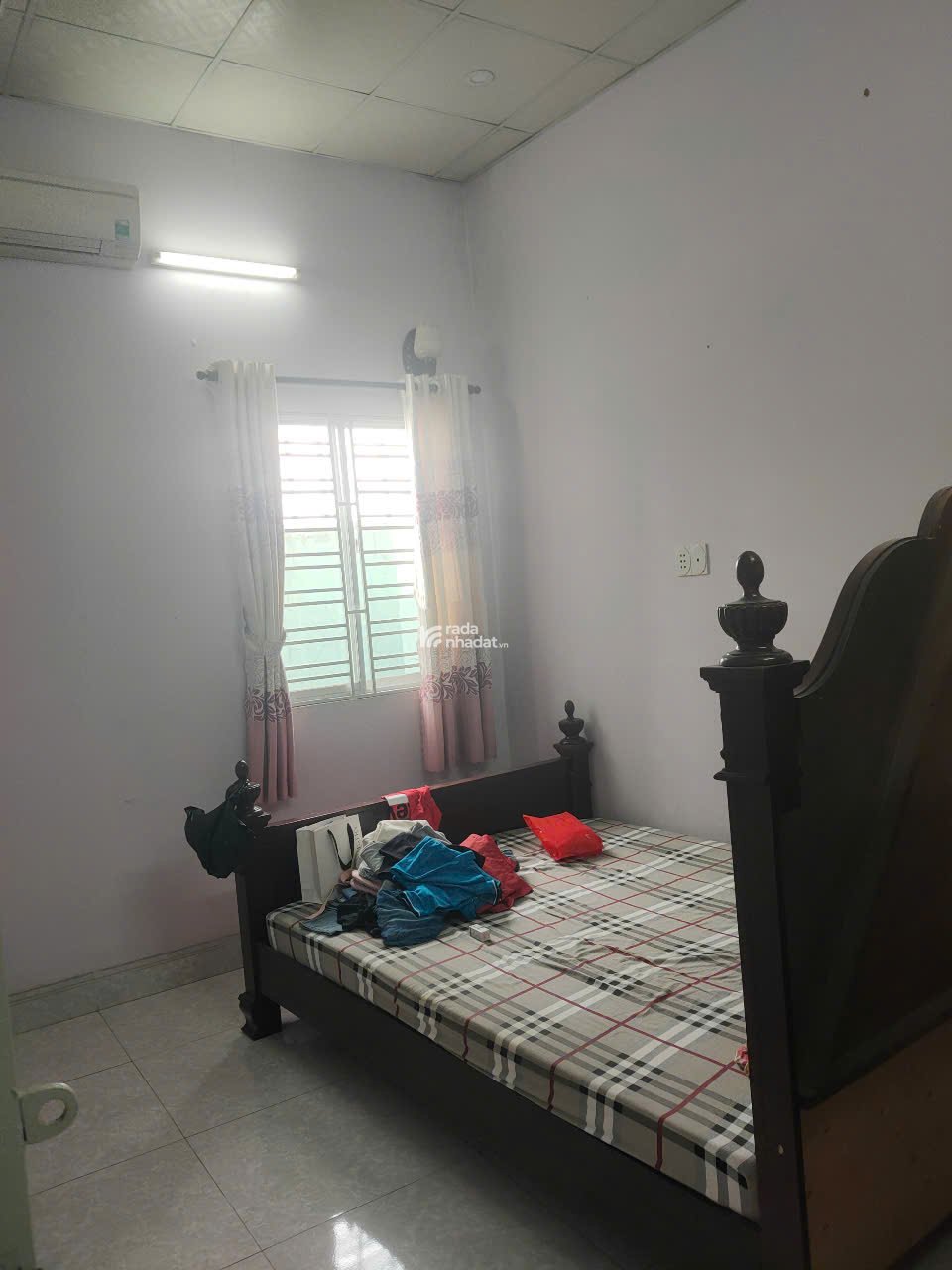 Nhà 150m2, tầng trệt": 1P.khách 1p. ănbếp 1 tolet, tầng 1 bankong P.khách 2.P. ngủ, 1 tolet. 