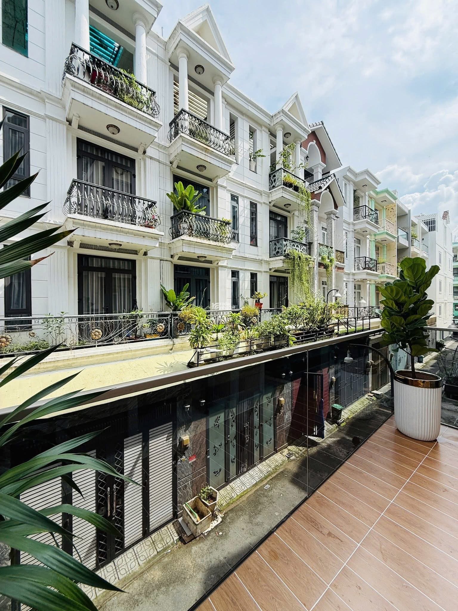 NHÀ ĐẸP 5 LẦU KHU NHÀ LẦU ĐỒNG BỘ - 4x15 - FULL NỘI THẤT CAO CẤP - CHỈ 8.9 TỶ TL