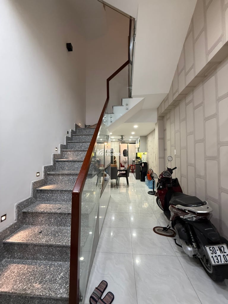 GẦN VÒNG XOAY 3/2 - ĐIỆN BIÊN PHỦ PHƯỜNG 11 QUẬN 10 - 5 TẦNG BTCT 51M2 - VUÔNG VỨC HOÀN CÔNG ĐỦ