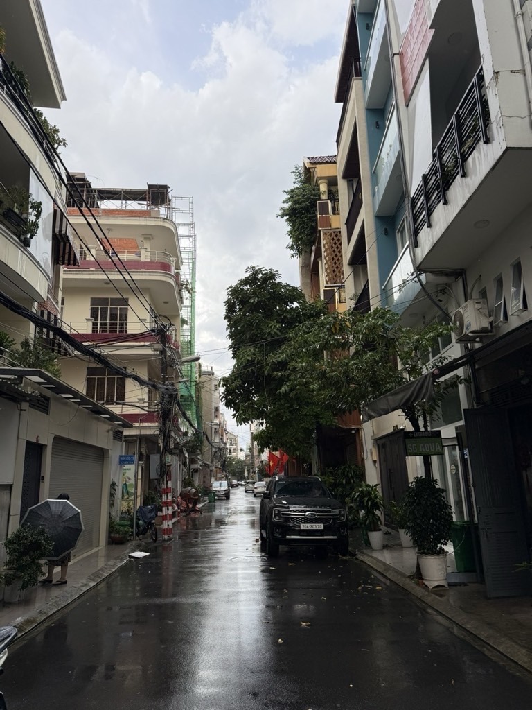 TÂN BÌNH NGAY NHÀ GA T3 - CHDV CAO CẤP - 7 PHÒNG - HẺM TO NHƯ MẶT TIỀN - 