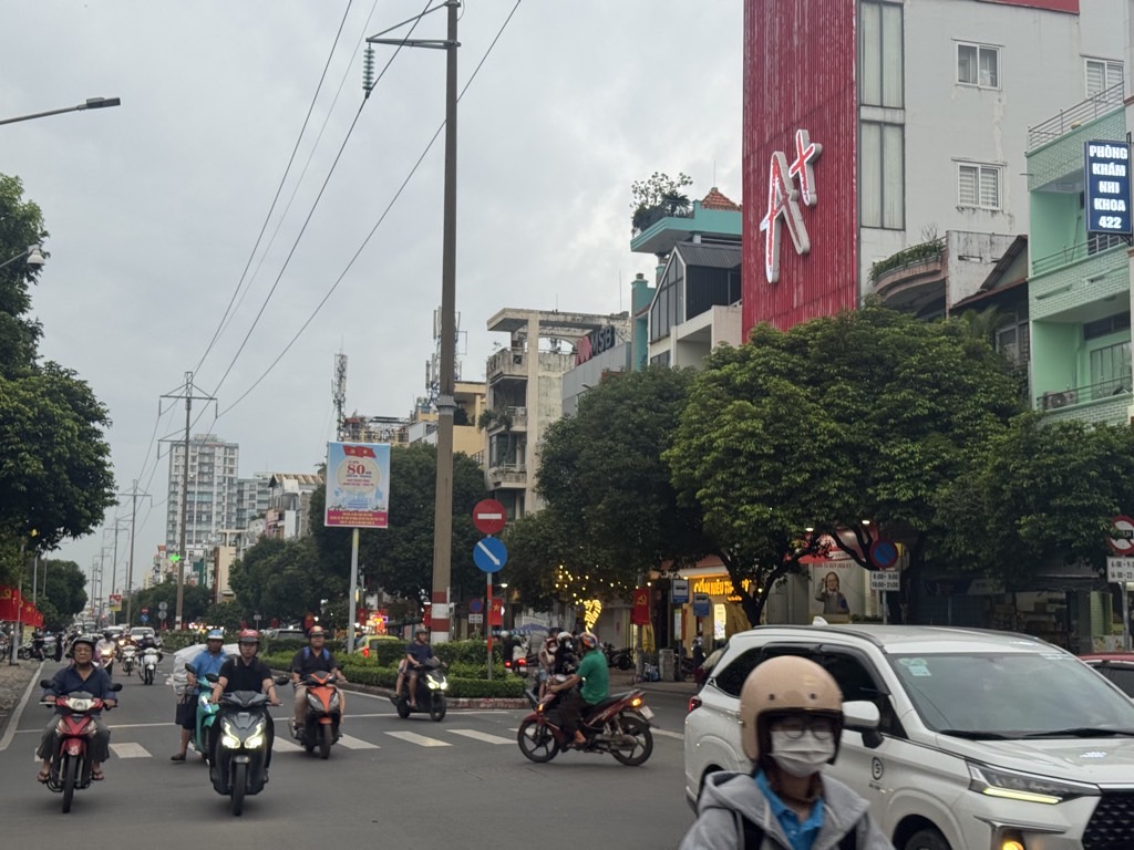 KHU NHÀ HIẾM BÁN LẠC LONG QUÂN- 3 TẦNG XE HƠI THÔNG TỨ TUNG