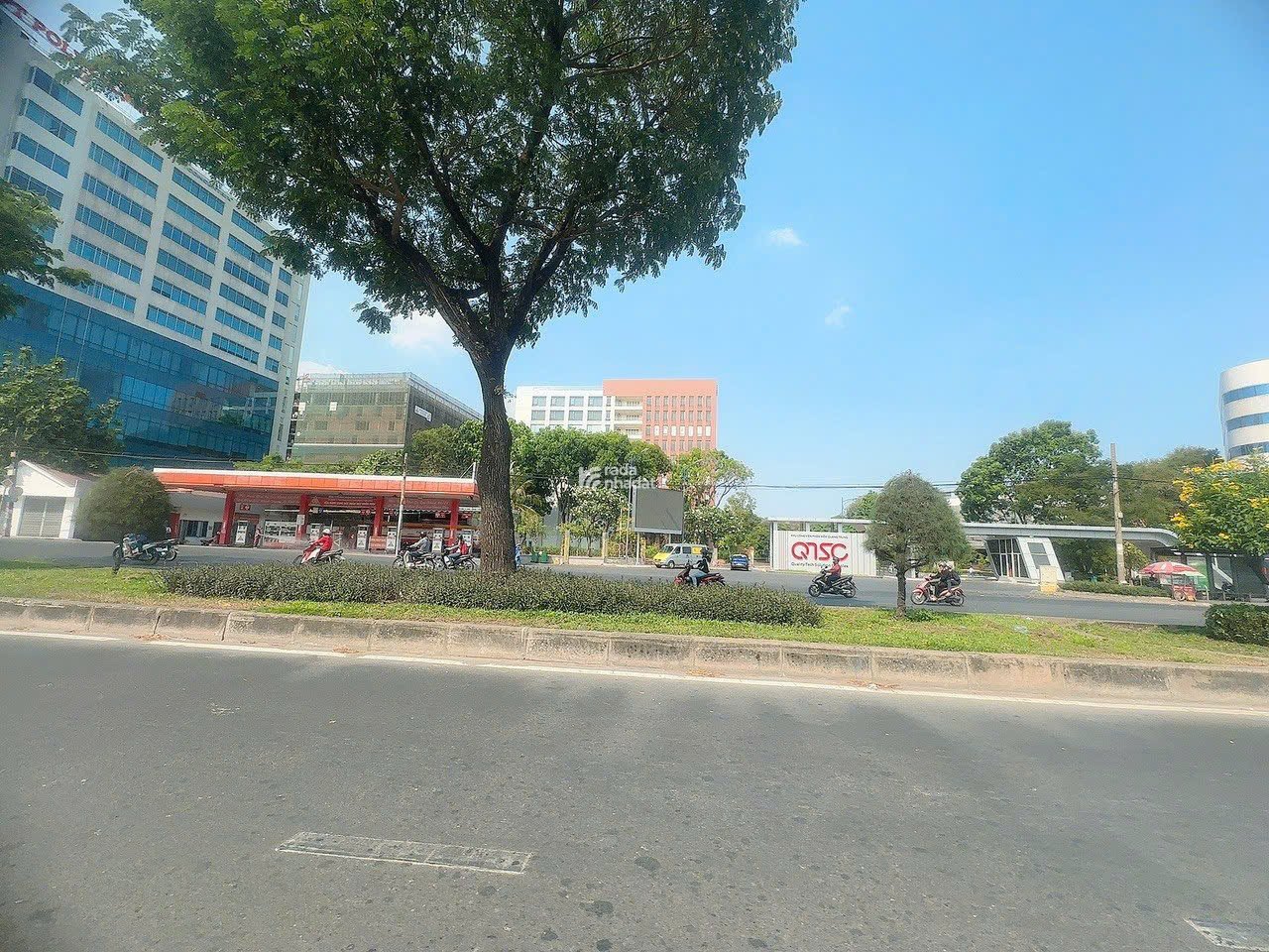 GẤP BÁN nhà xưởng đường 16m QL1A 825m2 ngang 33m ngay CVPM Quang Trung chỉ 33 tỷ.
