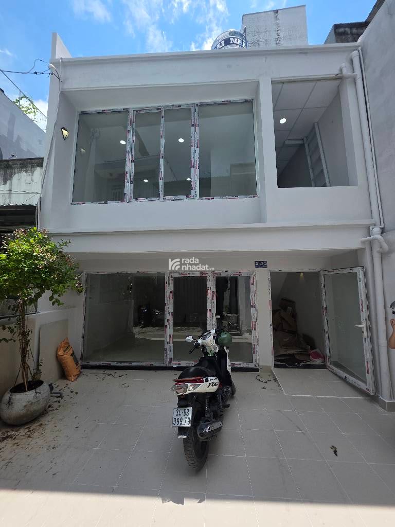 Kết cấu 2 Tầng BTCT, 4 Phòng ngủ, có phòng trệt cho người lớn tuổi, 2 nhà vệ sinh,  