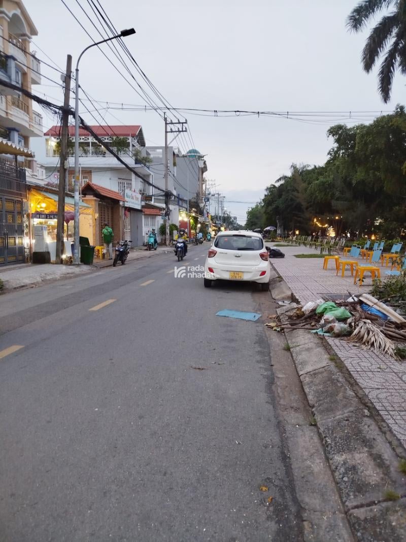 NHÀ MẶT TIỀN LƯU CHÍ HIẾU P.TÂY THẠN ĐỐI DIỆN CÔNG VIÊN 
