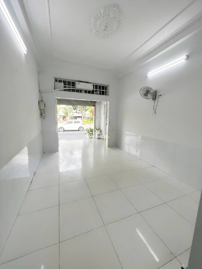 NHÀ MẶT TIỀN LƯU CHÍ HIẾU P.TÂY THẠN ĐỐI DIỆN CÔNG VIÊN 
