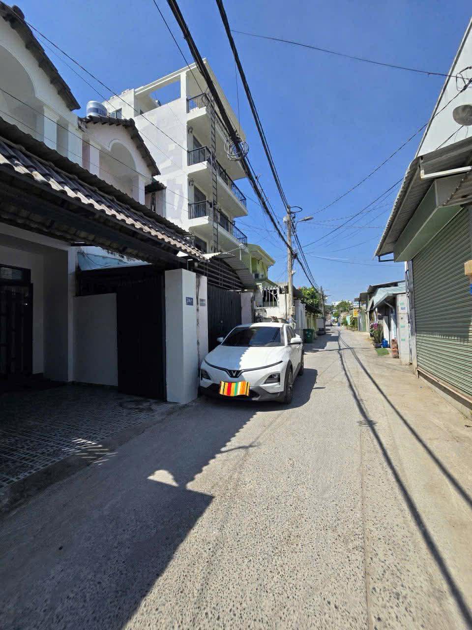 Bán Nhà Mặt Tiền - Gần VinHomes Quận 9 - Dòng Tiền Tốt. Giá nhỉnh 4 Tỷ
