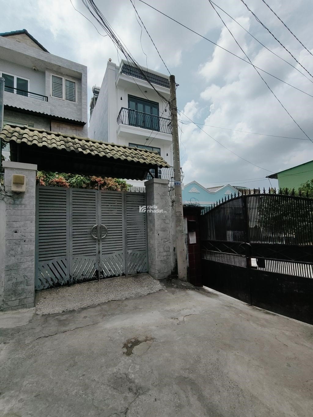 MỚI XÂY XONG THOÁNG ĐẸP HẺM XE HƠI GẦN CHỢ THỦ ĐỨC, 3 TẦNG 5,3X17 CHỈ 7,2 TỶ.