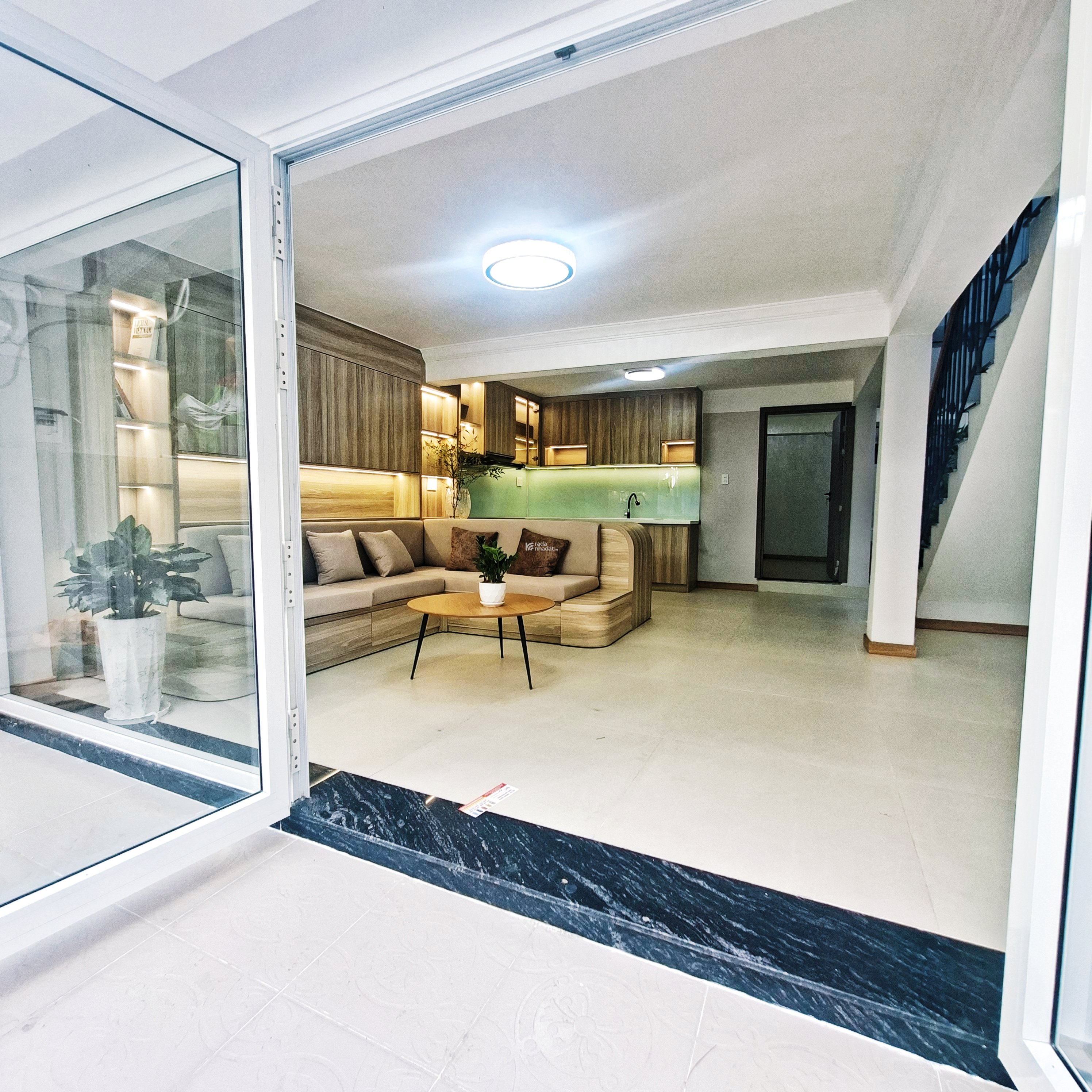 BTân - (2 tầng, ngang 5,3 x 10), 4PN - HXH - Có sân để ô tô trong nhà - sổ hồng - pháp lý chuẩn