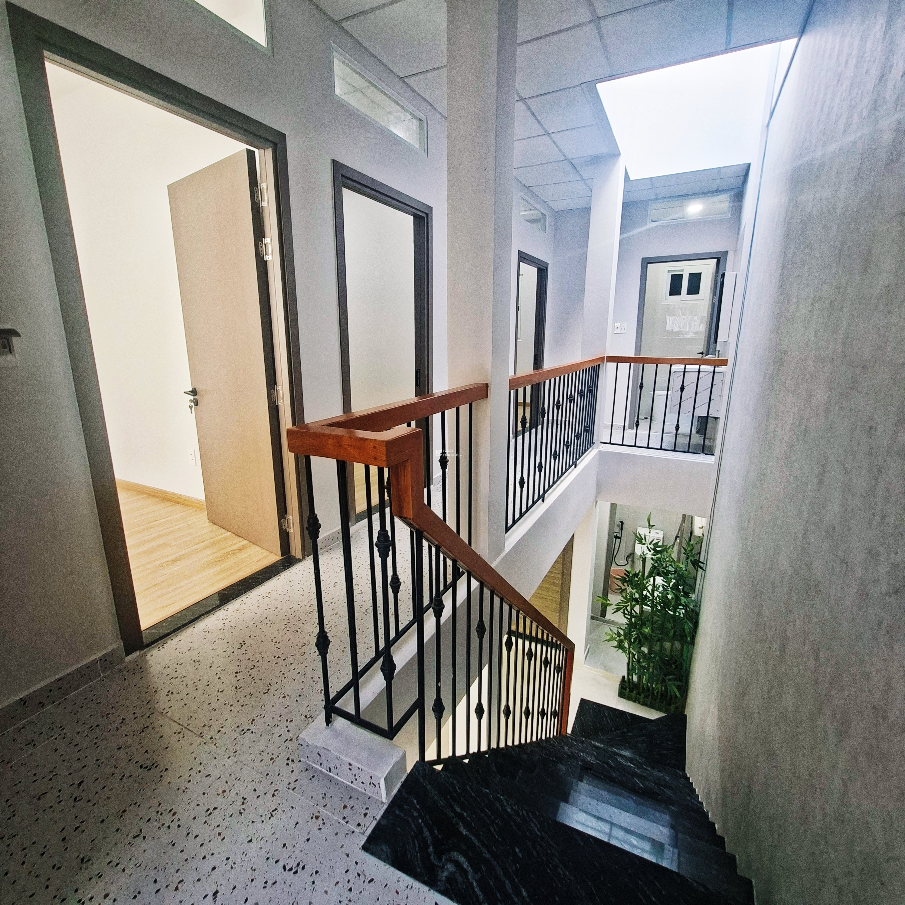 BTân - (2 tầng, ngang 5,3 x 10), 4PN - HXH - Có sân để ô tô trong nhà - sổ hồng - pháp lý chuẩn